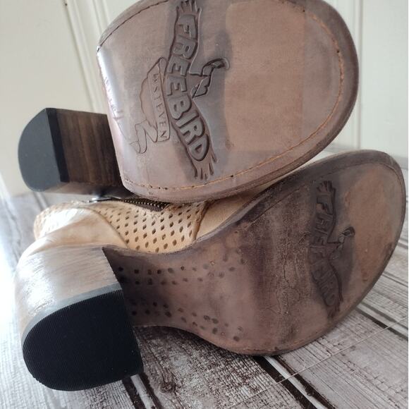 Freebird EUC!! Bowie Tan Leather Perforated Stacked Heel Zip Ankle Boots Women 6 - Picture 13 of 16